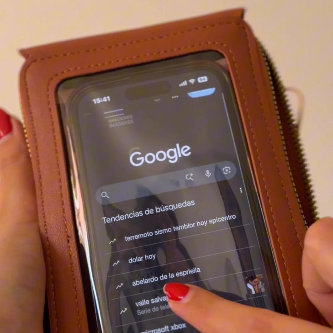 Usando el celular sin sacarlo del bolso portacelular caramelo