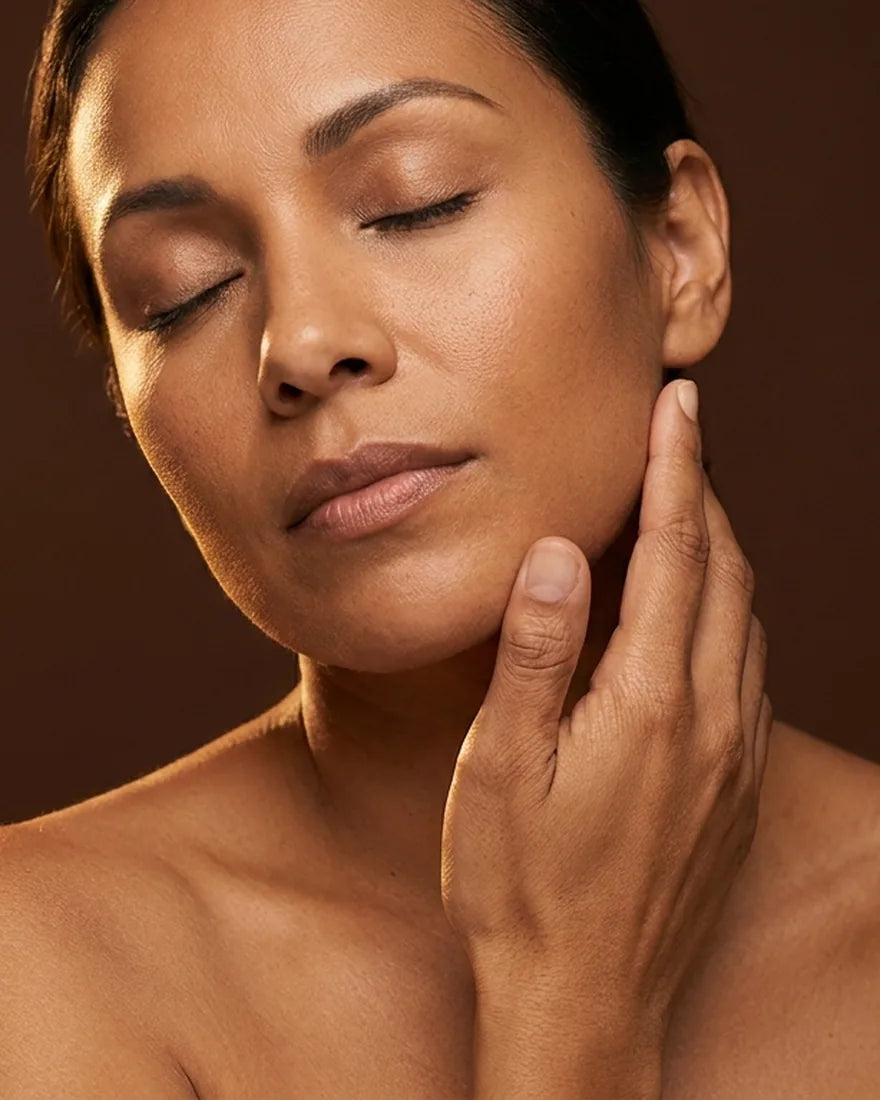 Mujer cuidando la piel de su rostro y cuello