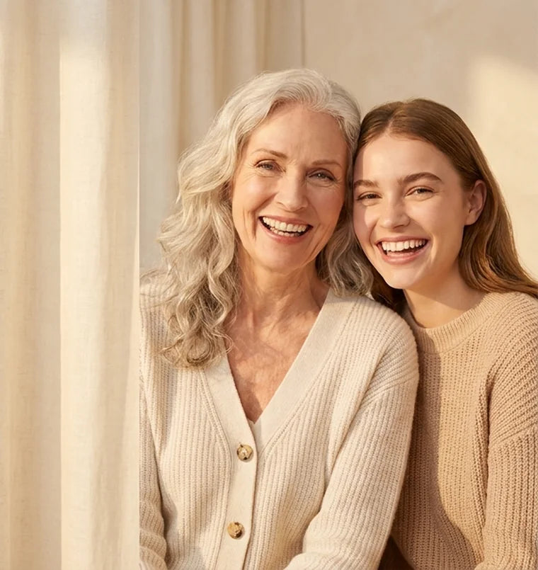 Una mujer mayor y una joven sonriendo