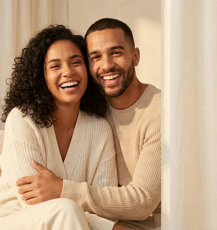 Una pareja joven sonriendo